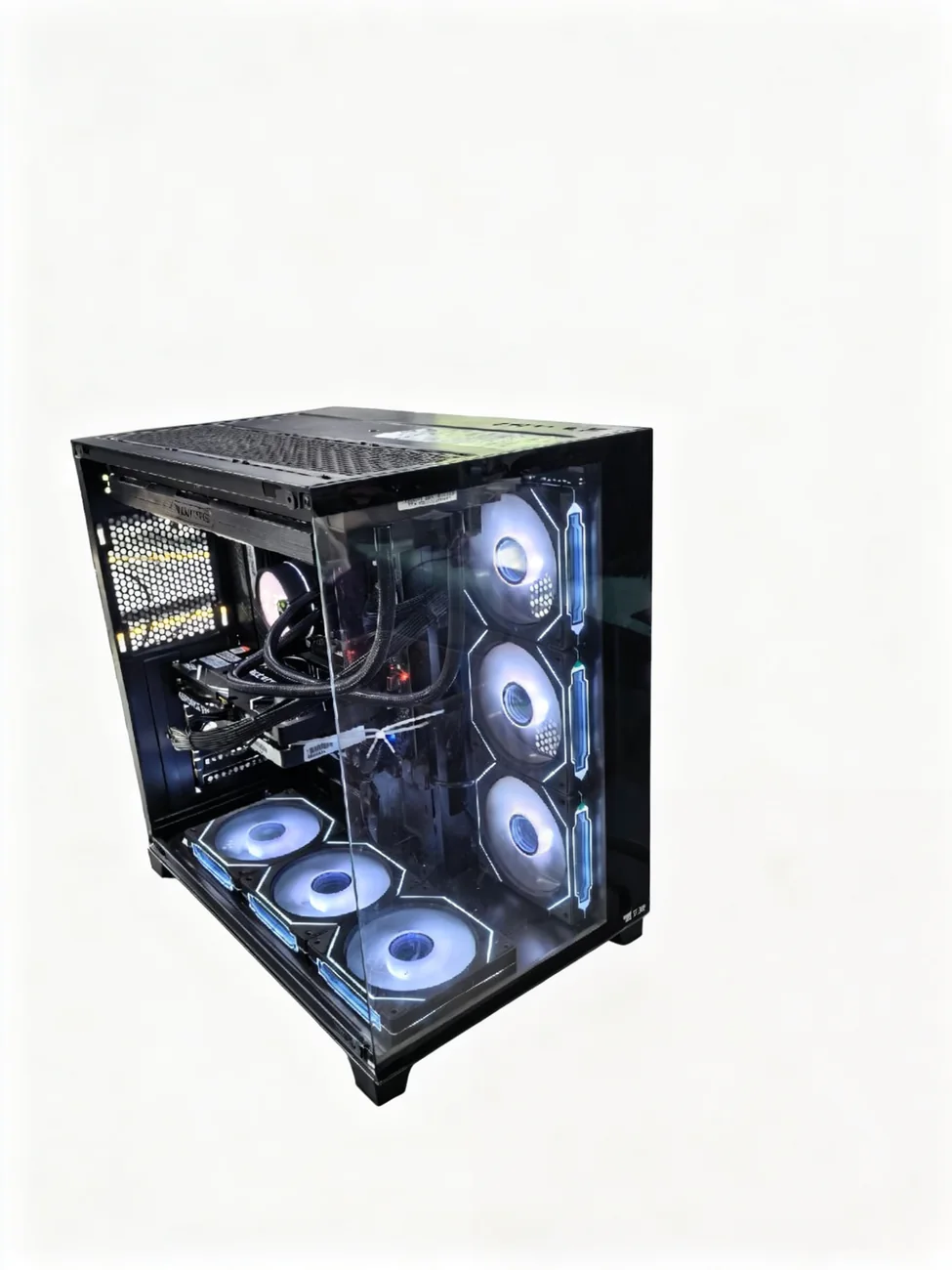 AMD 7800X3D 搭配 RTX5060Ti 的黑色游戏整机实拍