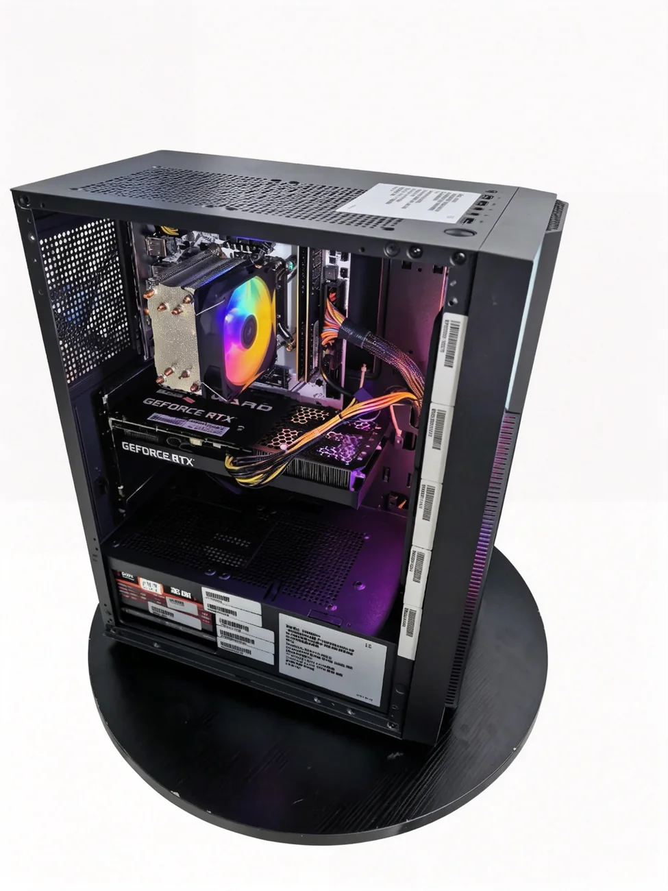 i5-12400F 搭配 RTX4060 的黑色台式整机实拍