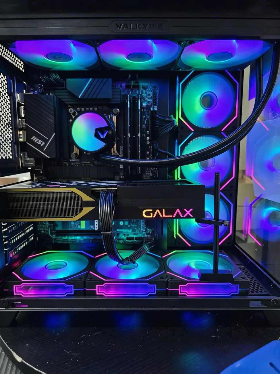 i5-13600KF 搭配 RTX4060Ti 的海景房 RGB 整机实拍