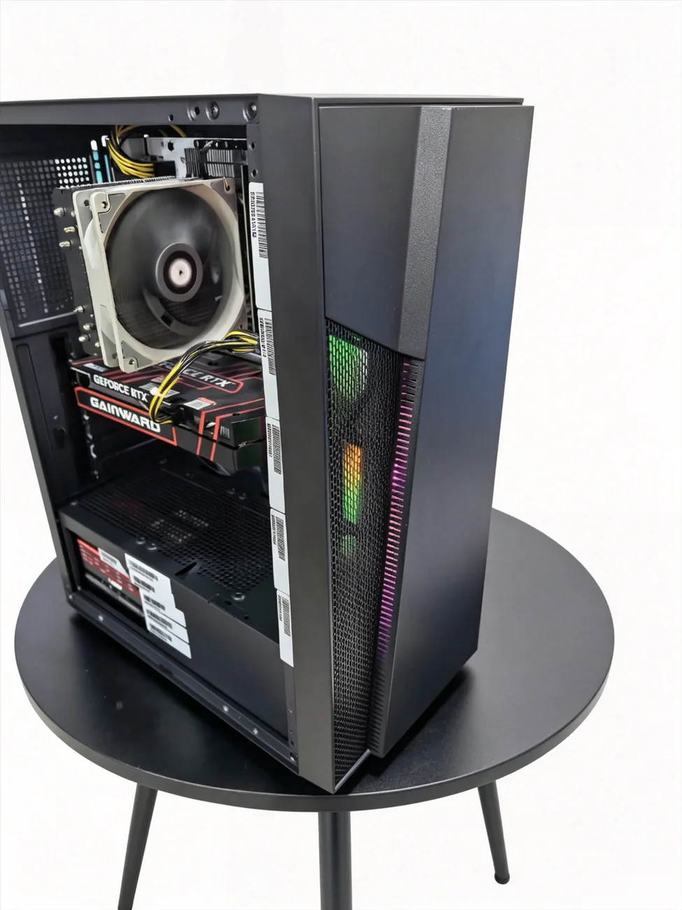 i7-12700KF 搭配 RTX4060 的黑色整机实拍