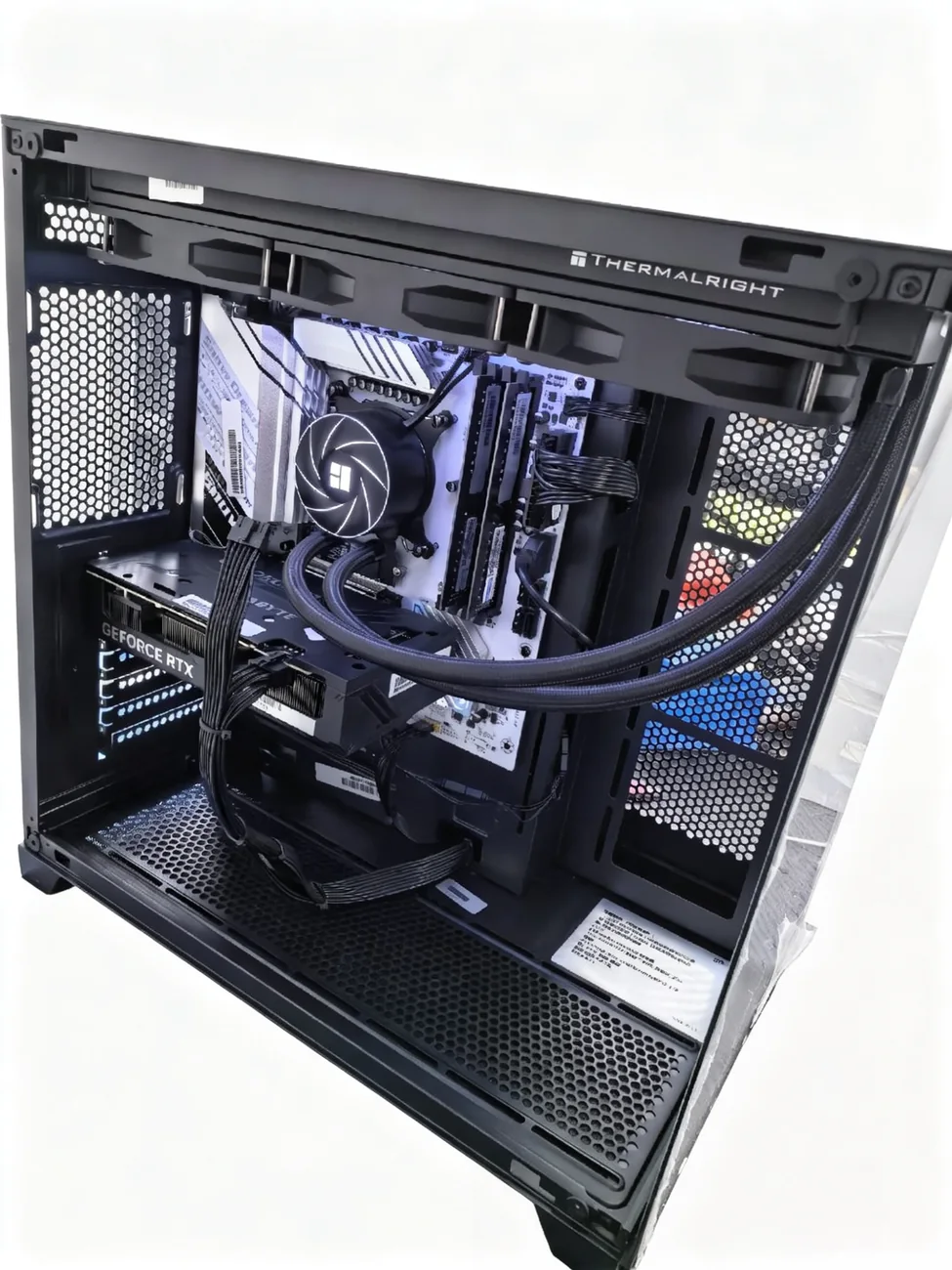 i7-13700F 搭配 RTX4070 的黑色高性能整机实拍