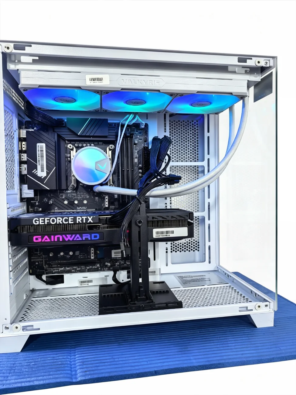 i7-14700KF 搭配 RTX5070 的白色水冷整机实拍