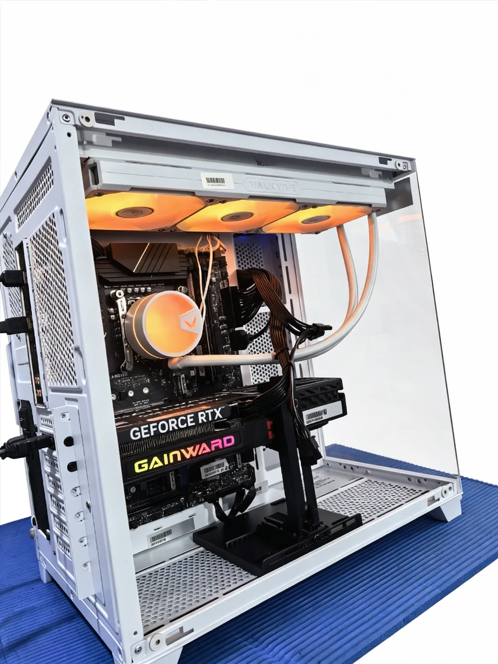 i9-14900KF 搭配 RTX5070 的旗舰白色整机实拍